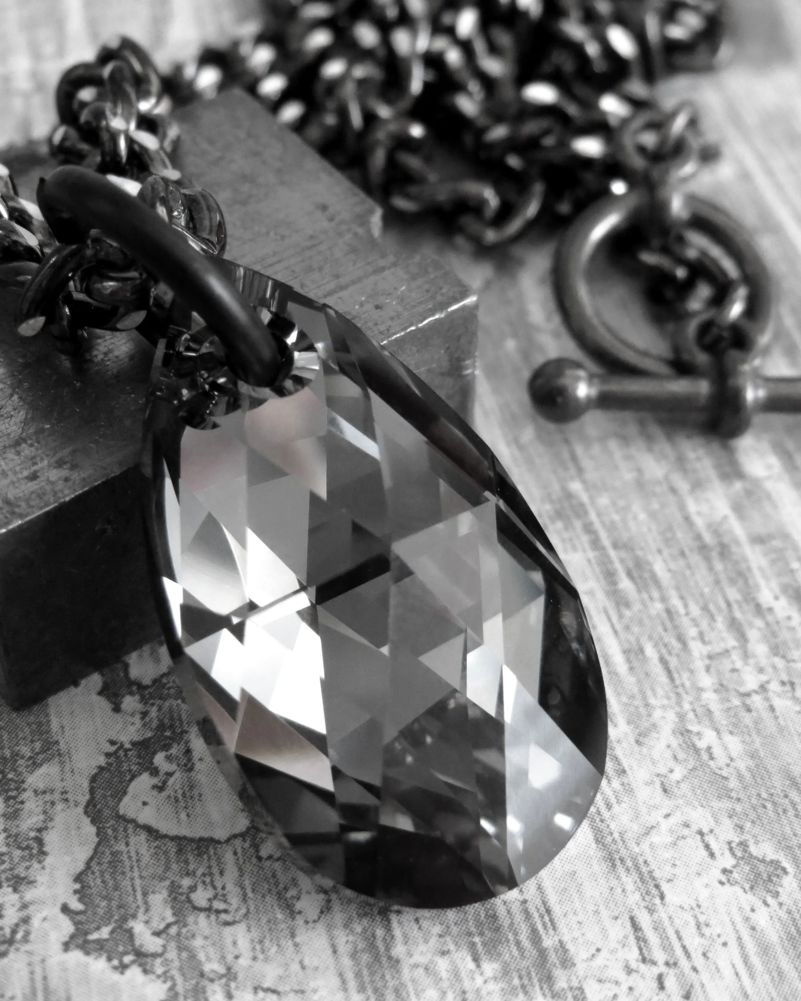 MOOD V2 - Black Night Crystal Teardrop Necklace with Diamond-Cut Chain