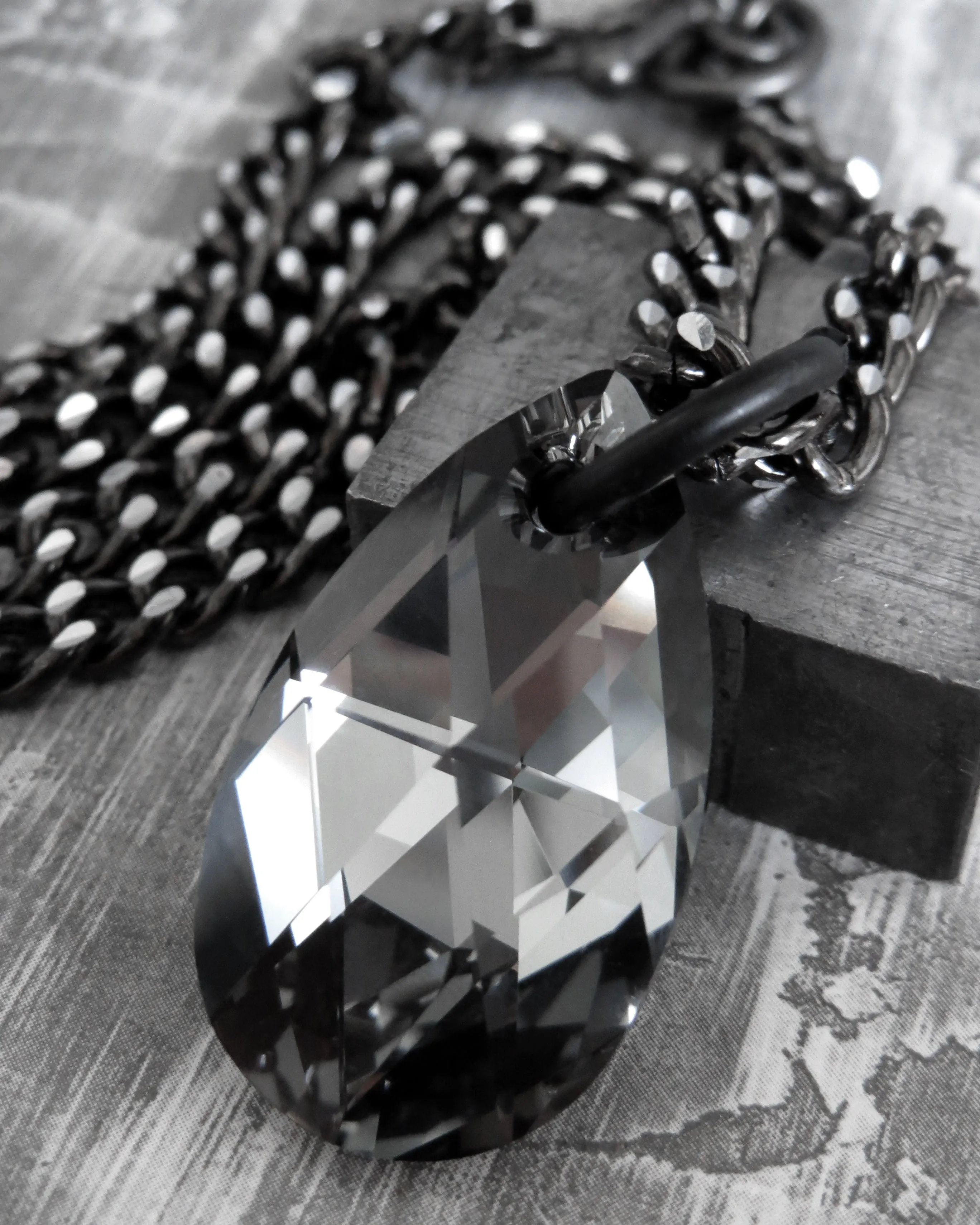 MOOD V2 - Black Night Crystal Teardrop Necklace with Diamond-Cut Chain
