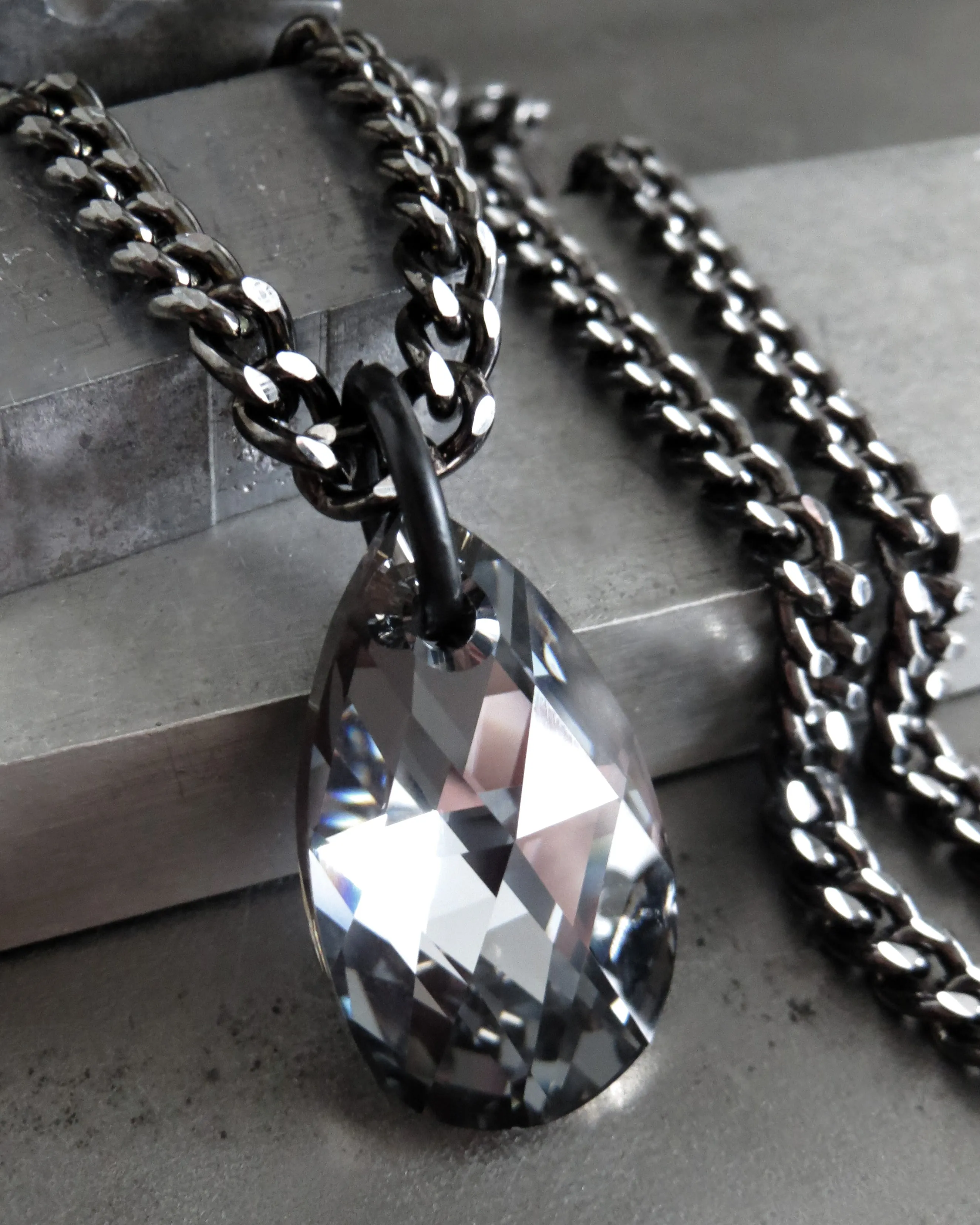 MOOD V2 - Black Night Crystal Teardrop Necklace with Diamond-Cut Chain